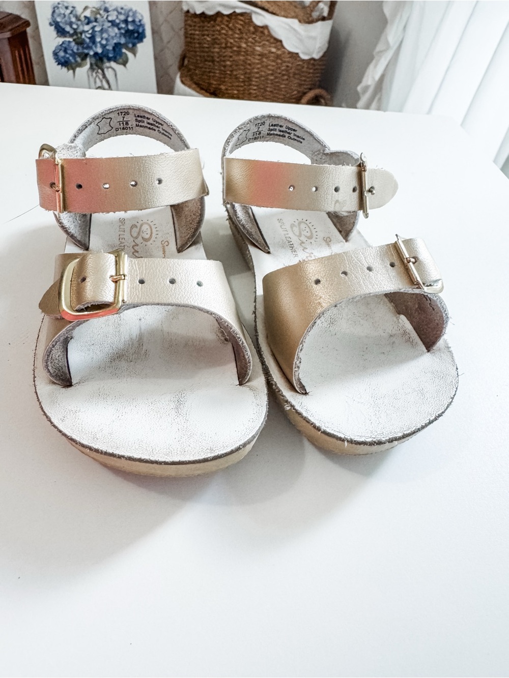 Sun San - Kids Metallic Gold Double-Strap Buckle Sandals. Size 7.